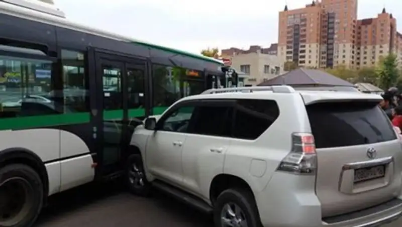 В Астане автоледи на джипе протаранила автобус