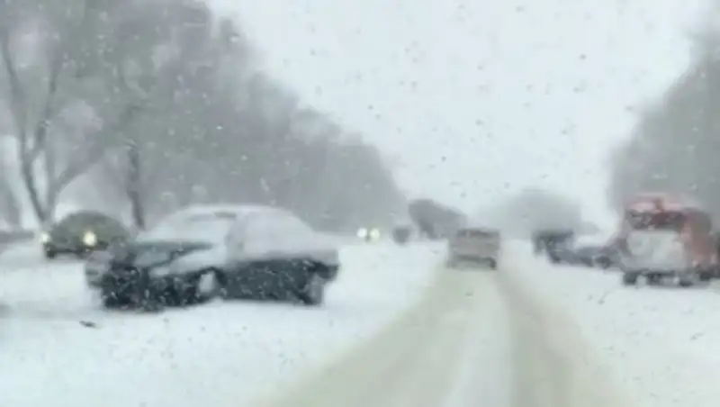 В ДТП на трассе Алматы - Бишкек пострадали шесть человек