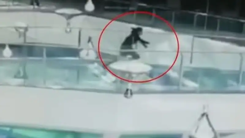 В Китае работница торгового центра упала в бассейн с акулами