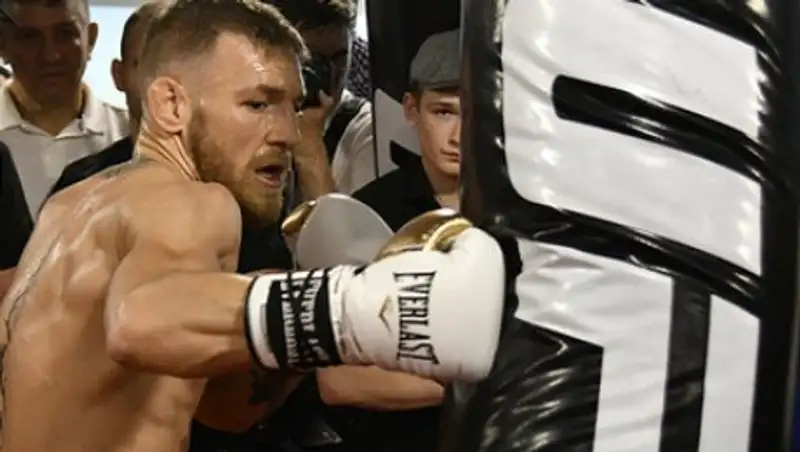 Стали известны сроки проведения боя Нурмагомедова с Макгрегором