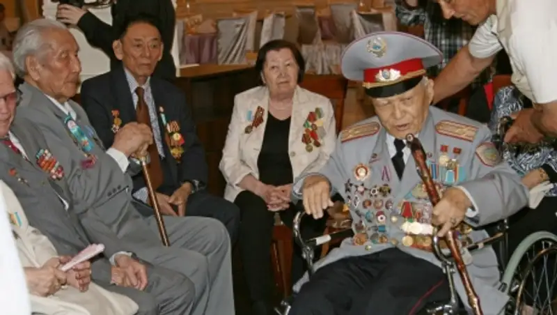 Алматинских ветеранов поздравили с наступающим Днем Победы