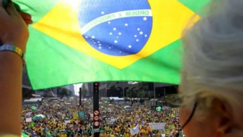 Протестующие в Бразилии требуют отставки президента Дилмы Русеф