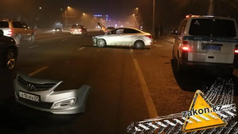 В Алматы Toyota Camry опрокинулась на крышу и вылетела на тротуар