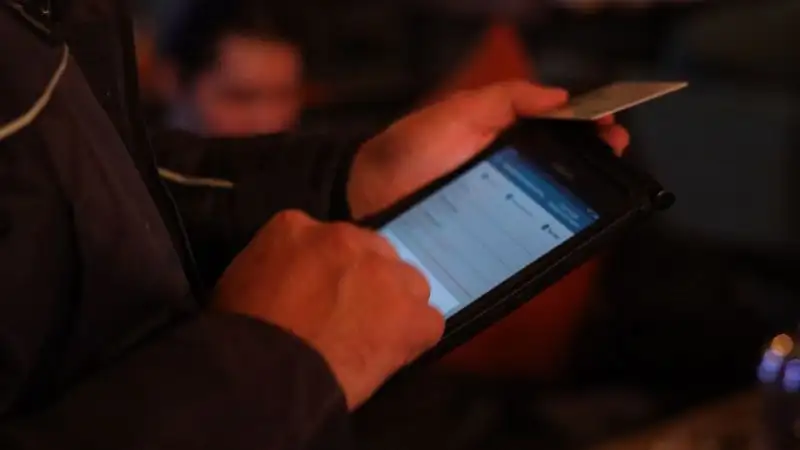 В Караганде провели обыск в доме блогера