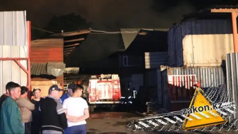 Во время пожара в цехе в Алматы никто не пострадал