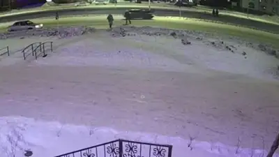 Сбил и скрылся: наезд на подростка попал на видео в Актобе, фото - Новости Zakon.kz от 24.01.2023 11:01