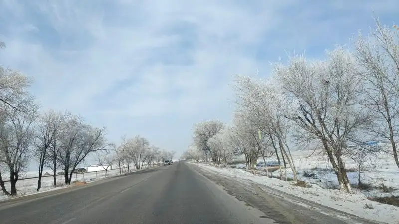 Из-за непогоды в Казахстане на 10 участках дорог ограничили движение