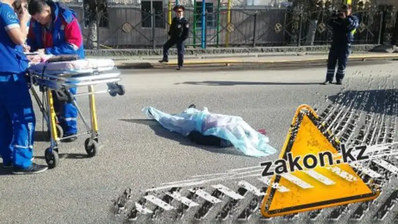 В Алматы на пешеходном переходе насмерть сбили женщину