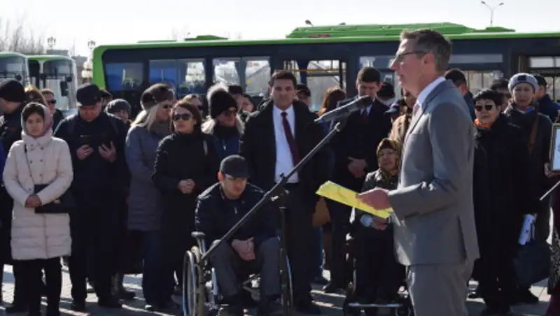 Люди с ограниченными возможностями протестировали новые автобусы с пандусами в Атырау