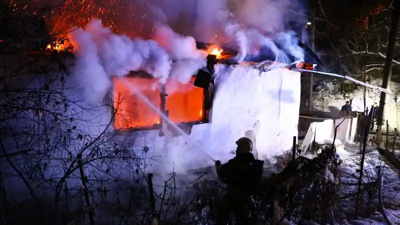 дом, огнеборцы, тушение пожара, фото - Новости Zakon.kz от 10.02.2023 23:21