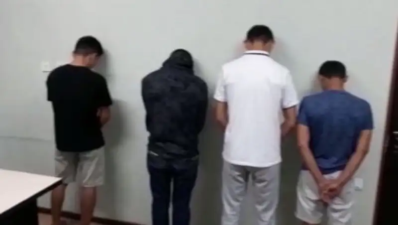 Полицейские ночью задержали подростков с оружием в Шымкенте