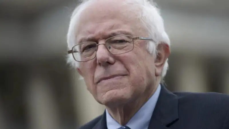 Сандерс вышел из президентской гонки в США