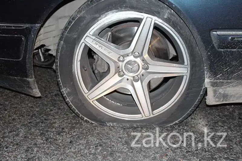 В Алматы водитель Мерседеса, совершивший ДТП, скрылся с места происшествия (фото), фото - Новости Zakon.kz от 04.11.2013 20:22