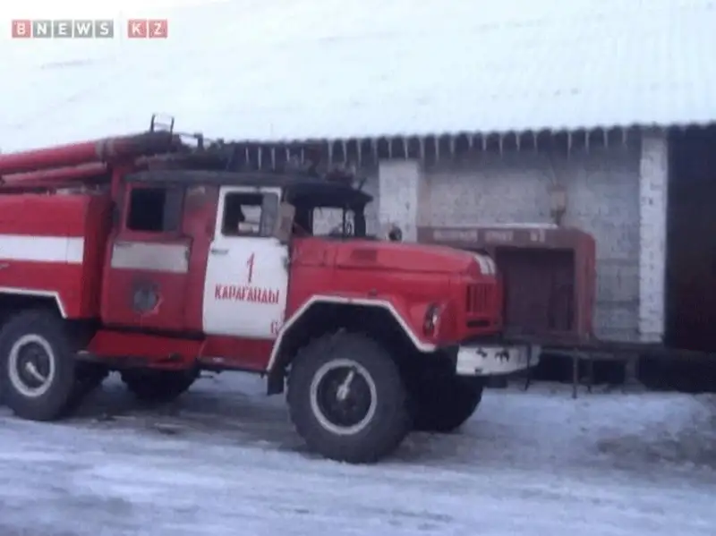 В Караганде горит крупный склад (фото) В Караганде горит крупный склад (фото), фото - Новости Zakon.kz от 24.11.2013 23:52