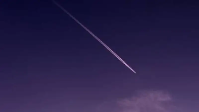 След от самолета необычного цвета приняли за яд в Актау