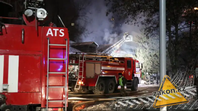 В Алматы едва не сгорели кафе и административное здание
