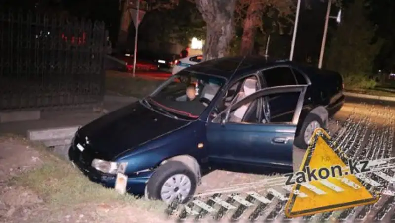 В Алматы водитель, поехав по встречке, опрокинул машину в арык
