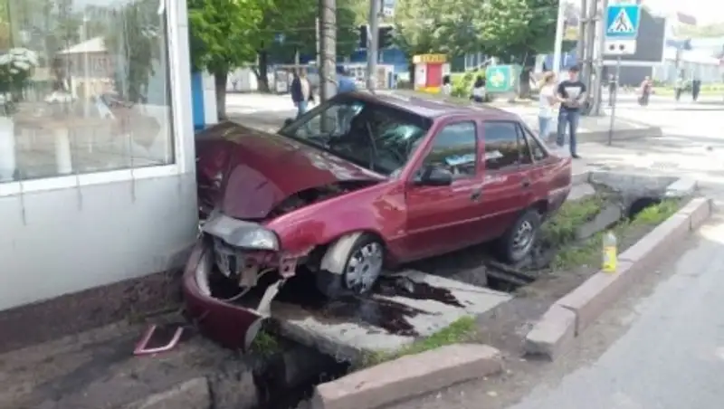 В Алматы автомобиль врезался в цветочный киоск