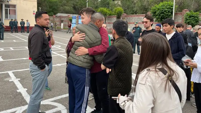 торжественные проводы алматинских призывников, фото - Новости Zakon.kz от 24.05.2023 18:20