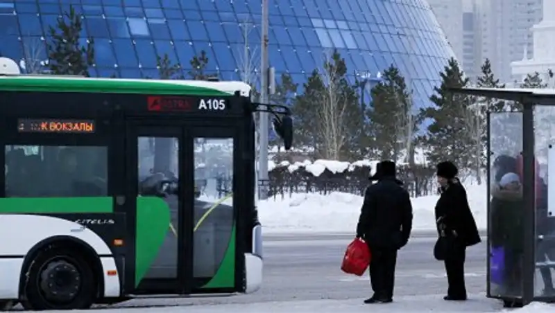 В Астане водитель автобуса справил нужду у  мечети