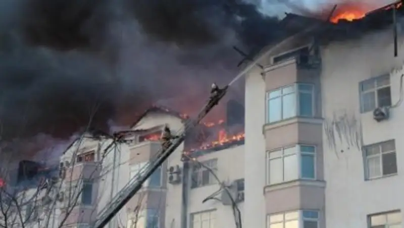 В жилом доме Актау выгорел весь шестой этаж