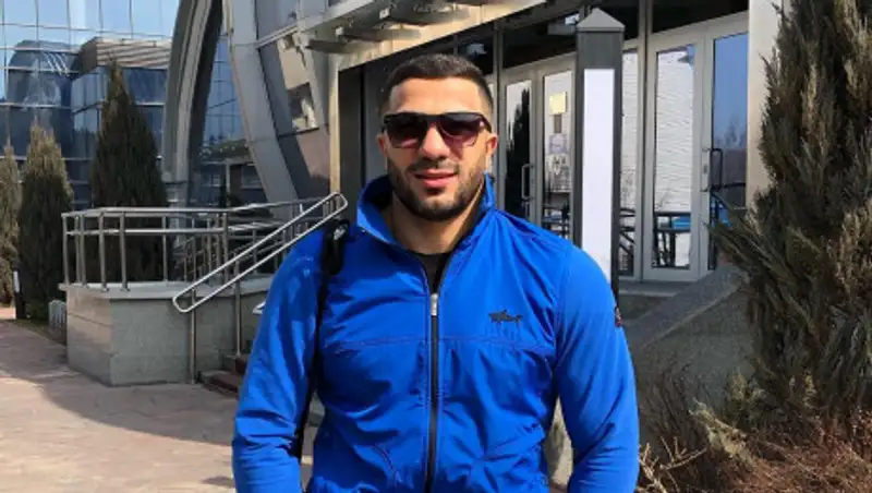 Казахстанский боксер Али Балоев пообещал закончить карьеру Андрея Князева