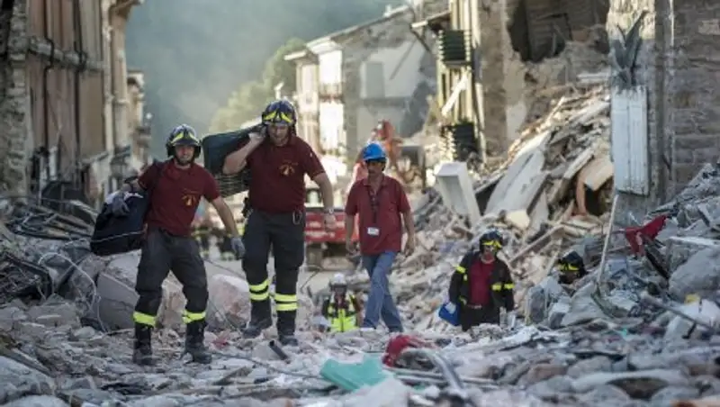 Президент и премьер Италии приняли участие в похоронах 37 жертв землетрясения