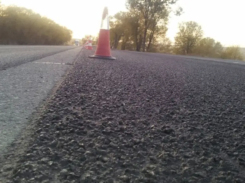 В Казахстане пробуют делать дороги по технологии «микросюрфейсинг» (фото) В Казахстане пробуют делать дороги по технологии «микросюрфейсинг» (фото), фото - Новости Zakon.kz от 23.10.2013 01:11