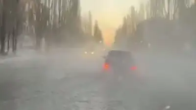 В Рудном центральную улицу затопило горячей водой, фото - Новости Zakon.kz от 10.12.2022 12:10
