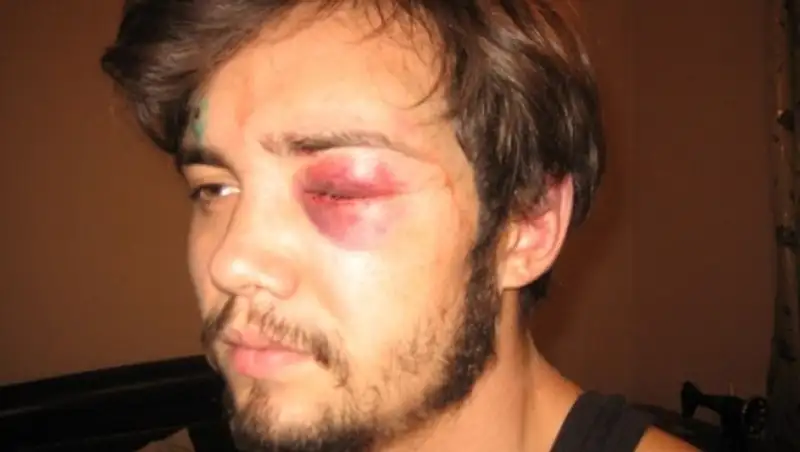 В Алматы контролер избил пассажира