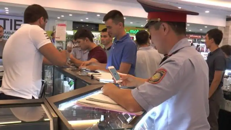 9 краденых телефонов обнаружили у гражданина Узбекистана в алматинском ЦУМе