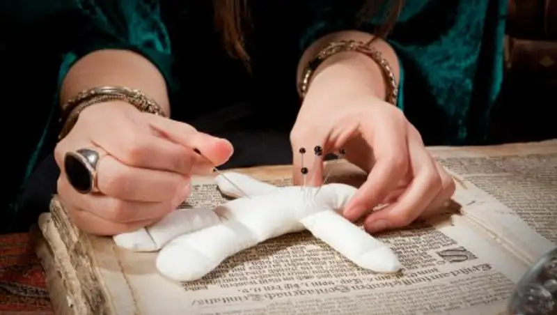 В Шымкенте изнасиловали девушку. Подозреваемые грозят ее проклясть