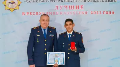 В Астане наградили сержанта полиции, спасшего двух тонущих детей, фото - Новости Zakon.kz от 17.12.2022 09:21