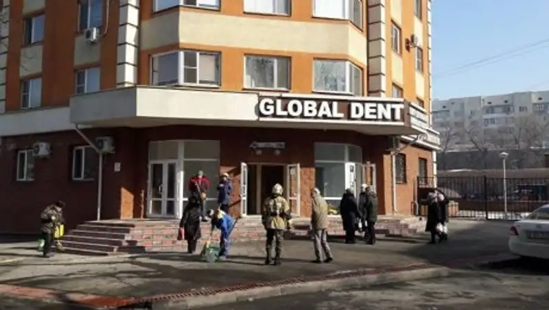 Уснул пьяный с сигаретой: 50 человек эвакуировали из-за пожара в Алматы