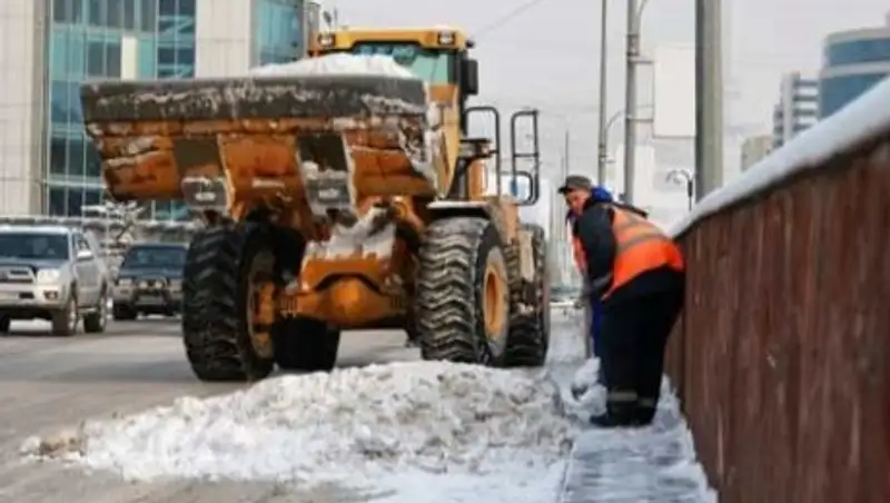 В Алматы более двух тысяч рабочих участвуют в уборке снега