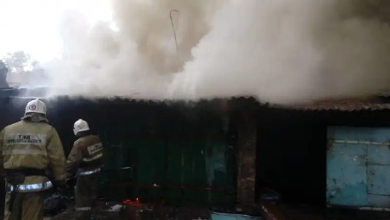 Загоревшиеся в Алматы гаражи попали на видео