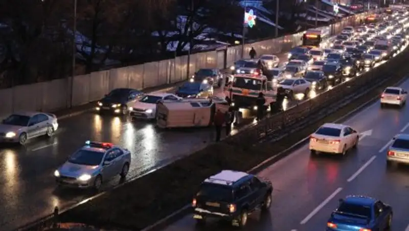 В Алматы перевернулась инкассаторская машина
