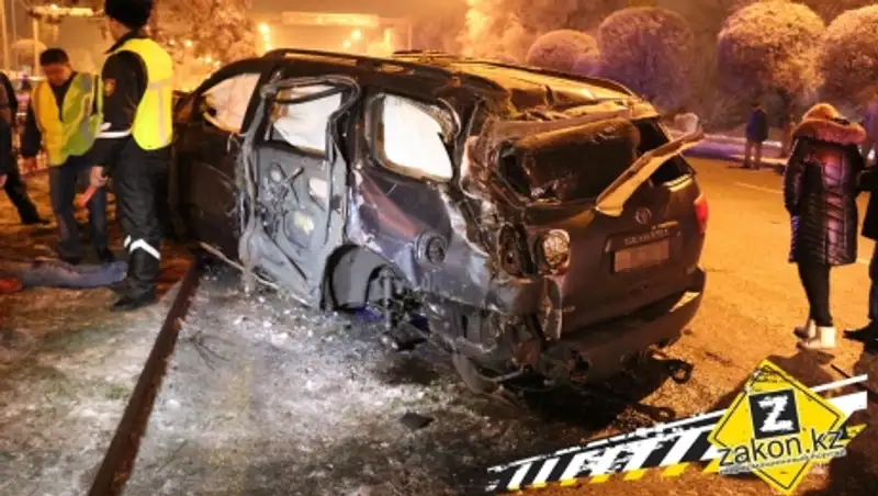 В Алматы водителя машины убило фрагментом снесенного забора