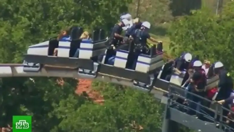 В США спасатели выручили людей, застрявших на аттракционе на 30-метровой высоте