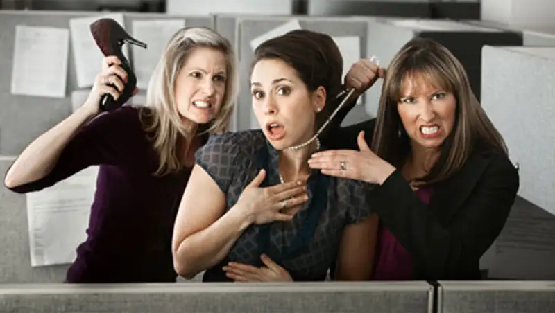 Казахстанцы не хотят работать в женских коллективах - опрос