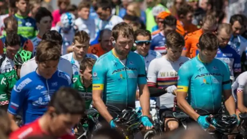 В память о погибшем велогонщике "Астаны" команда вышла на старт с траурными лентами