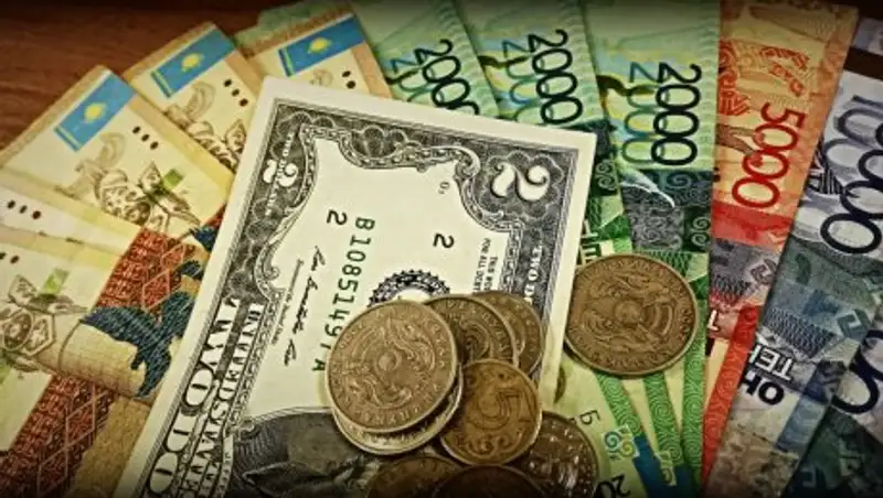 Доллар снова вернулся к отметке в 376 тенге на торгах