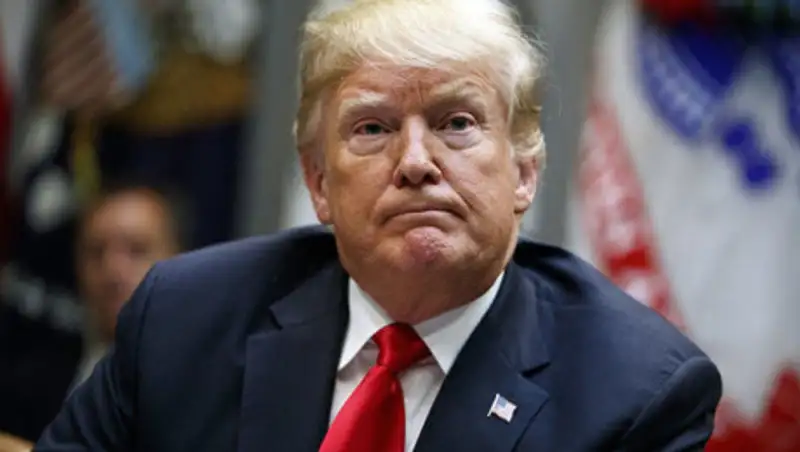 Трамп: Надо снять санитарные ограничения, чтобы избежать новых жертв коронавируса