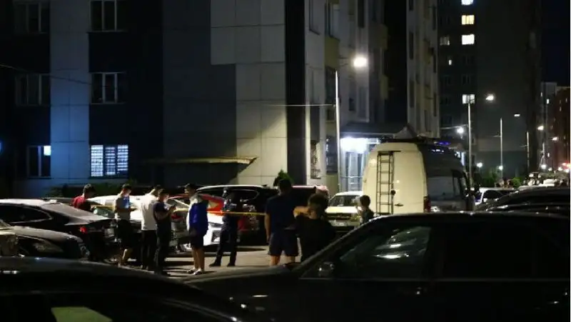 Вооруженный мужчина в Алматы: очевидцы рассказали подробности