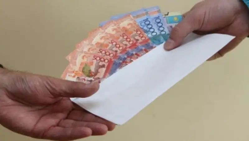В Карагандинской обл сотруднику службы экономрасследований пытались дать взятку в $27 тыс.