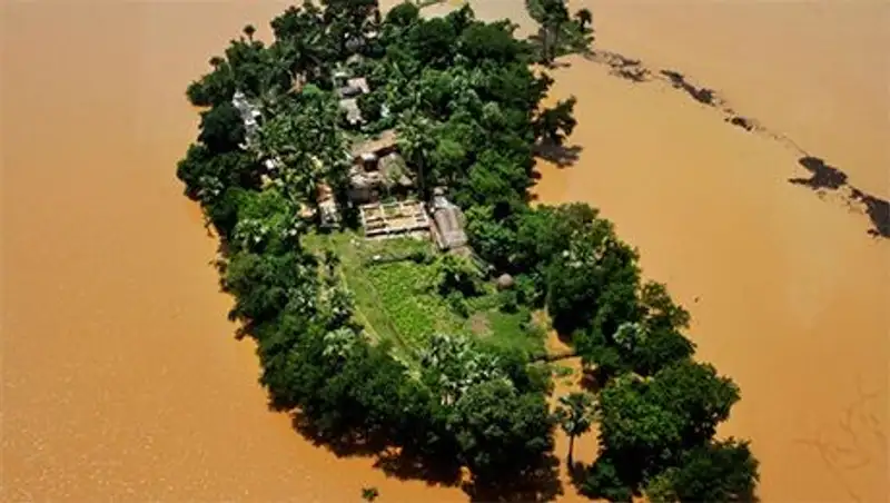 Дома в руинах, десятки тысяч человек эвакуированы: в Индии мощное наводнение