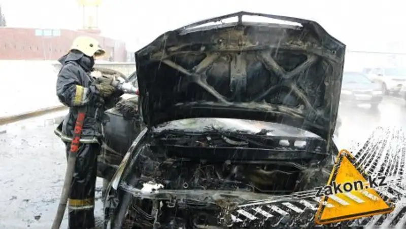 Горящий автомобиль парализовал движение на пр.Аль-Фараби в Алматы