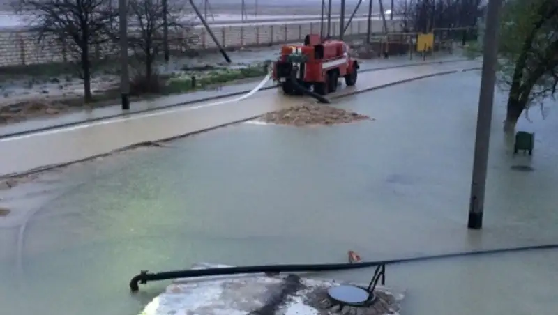 В Жанаозене и Атырау ведутся работы по откачке воды с улиц