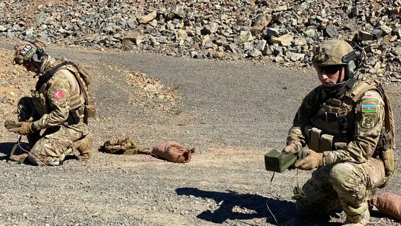 Азербайджан обвинил Армению в обстреле своих войск на границе