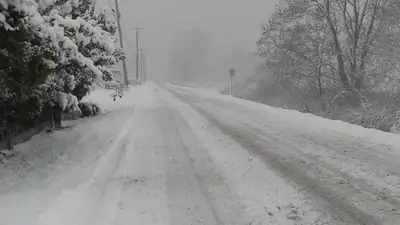 В Жанатасе город очищают от снега, фото - Новости Zakon.kz от 04.01.2023 07:05